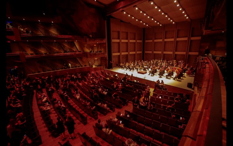 En esta primer noche de gala, mil 800 personas estuvieron presentes en el nuevo recinto universitario. EL INFORMADOR / F. Atilano