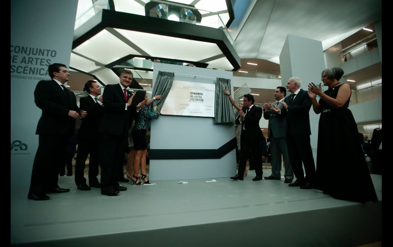 Autoridades universitarias y de los tres niveles de Gobierno, en la inauguración de CAE. EL INFORMADOR/F. Atilano