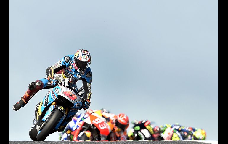 El piloto Jack Miller lidera al pelotón durante el Gran Premio de Australia de MotoGP en  Phillip Island, Australia. AFP/P. Parks