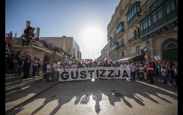 Una manifestación recorre una calle en La Valeta, Malta, para exigir justicia para la periodista Daphne Caruana Galizia, quien destapó casos de corrupción en el gobierno y fue asesinada la semana pasada. AP/R. Rossignaud