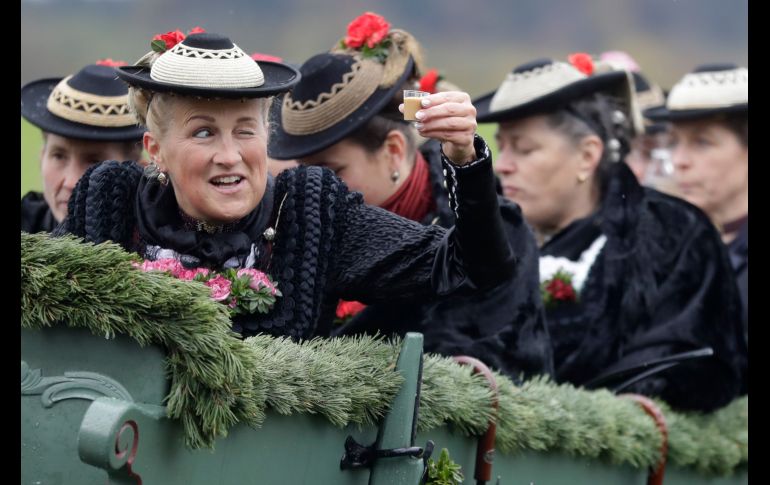 Mujeres en vestidos regionales participan en el tradicional peregrinaje en honor de San Leonardo, santo patrono de los campesinos de las tierras altas, en Warngau, Alemania. AP/M. Schrader