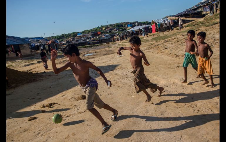 Niños rohinyás que huyeron de Birmania juegan en el campamento de refugiados de Kutupalong en Bangladesh. AP/D. Yasin