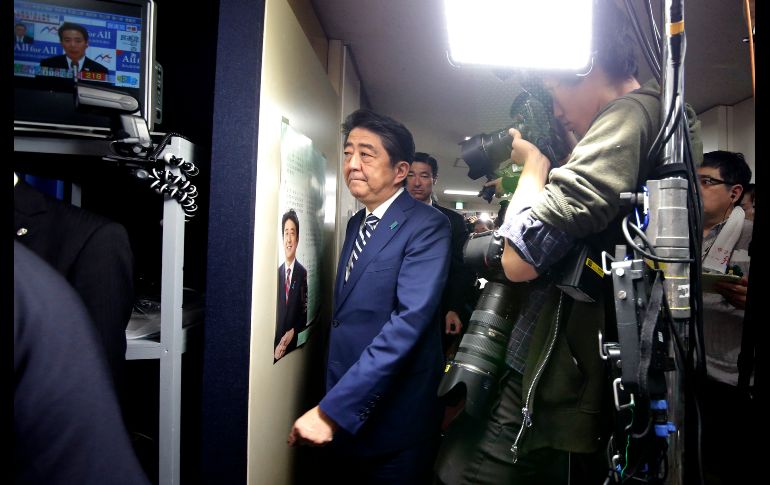 El primer ministro japonés Shinzo Abe llega a las oficinas de su partido, el Liberal Demócrata, en Tokio para el conteo de votos en las elecciones de la Cámara baja. AP/S. Kambayashi
