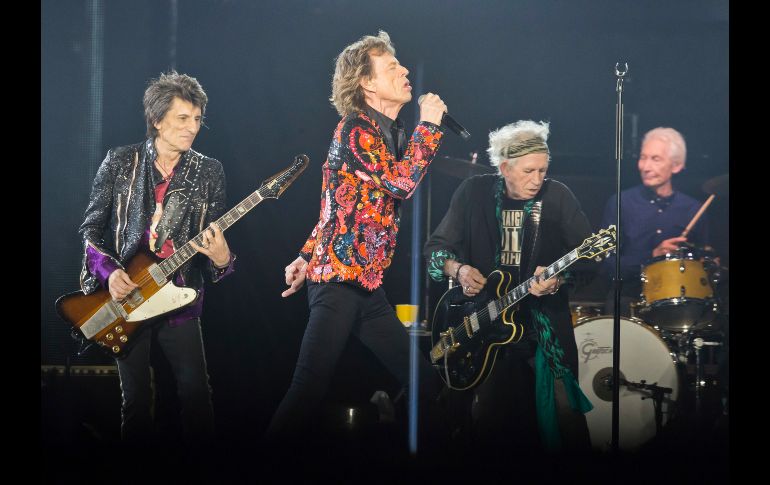 Los Rolling Stones se presentan en concierto en Nanterre, Francia, como parte de su gira europea 