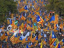 Independentistas manifiestan su apoyo a la causa y a Jordi Sanchez y Jordi Cuixart, dos de sus líderes que han sido detenidos. AFP/L. Gene