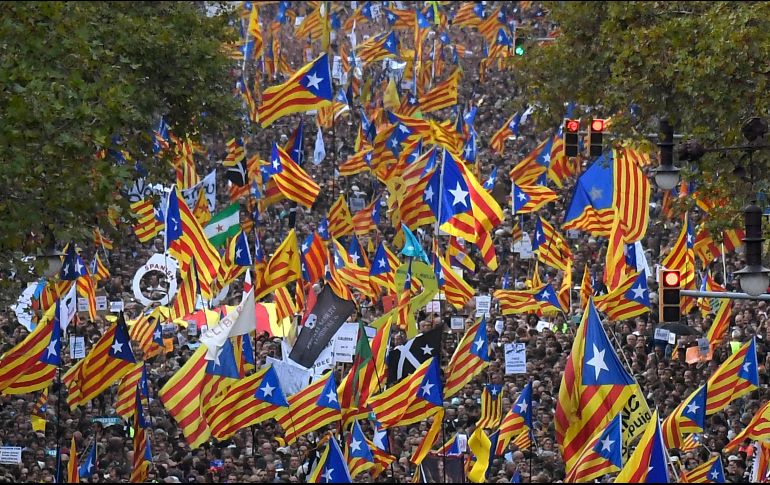 Independentistas manifiestan su apoyo a la causa y a Jordi Sanchez y Jordi Cuixart, dos de sus líderes que han sido detenidos. AFP/L. Gene