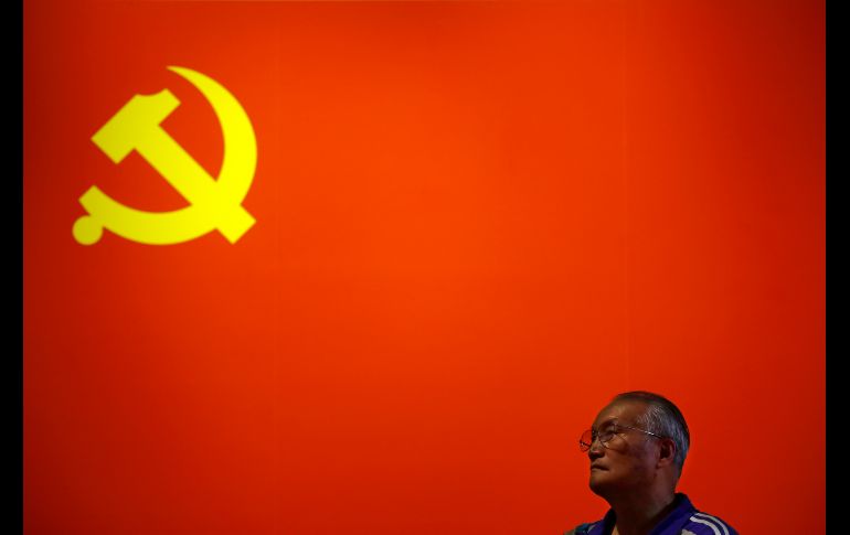 Una bandera comunista se despliega en una exposición sobre los logros en China bajo los cinco años del liderazgo del presidente Xi Jinping, en el Salón de Exhibiciones de Pekín. AP/A. Wong