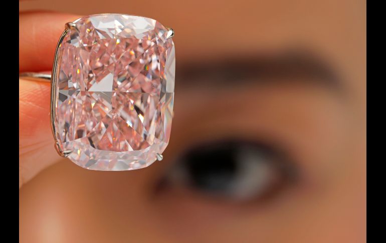 Un diamante rosa de 37.30 quilates se muestra en un salón de la casa de subastas Sotheby's en Hong Kong. Se estima que la pieza podría subastarse entre 20 millones y 30 millones de dólares en noviembre. AP/V. Yu