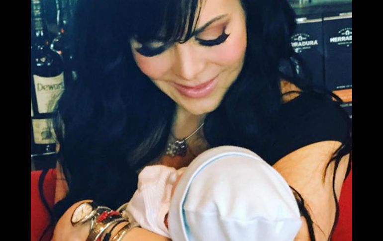 El hijo de Julián Figueroa nació el pasado 2 de mayo. INSTAGRAM / maribelguardia