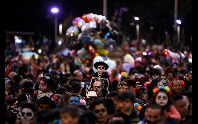 Miles de personas disfrazadas de catrinas participaron en una de las celebraciones por el Día de Muertos. AP/R. Blackwell