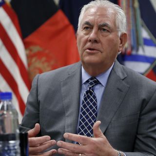 Tillerson ofrece lugar en gobierno afgano a talibanes que dejen las armas