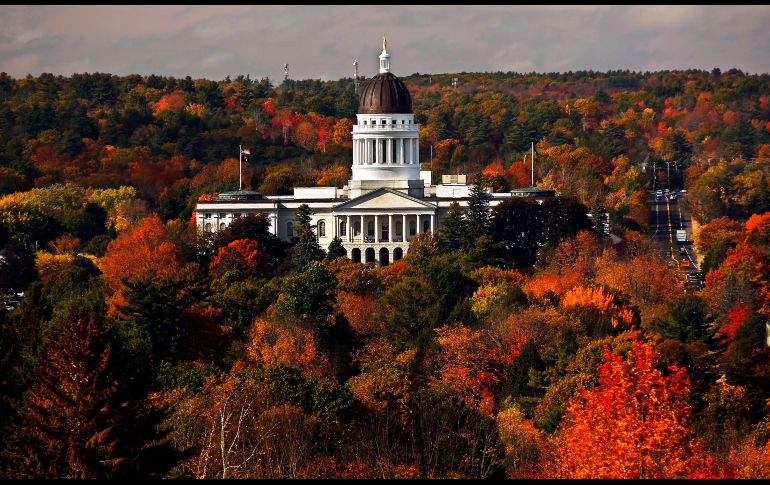 El Congreso estatal de Maine se ve rodeado de árboles de tonos otoñales en Augusta. AFP/R. Bukaty