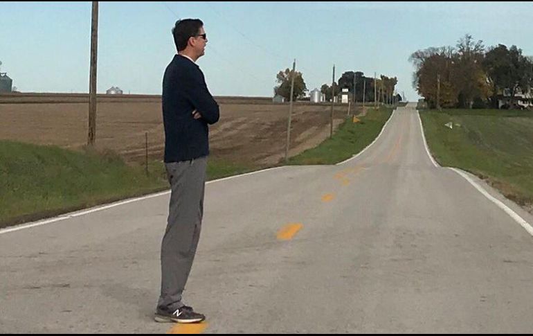 La cuenta Reinhold Niebuhr, tuiteó una foto de un hombre en medio de una carretera junto al texto: 