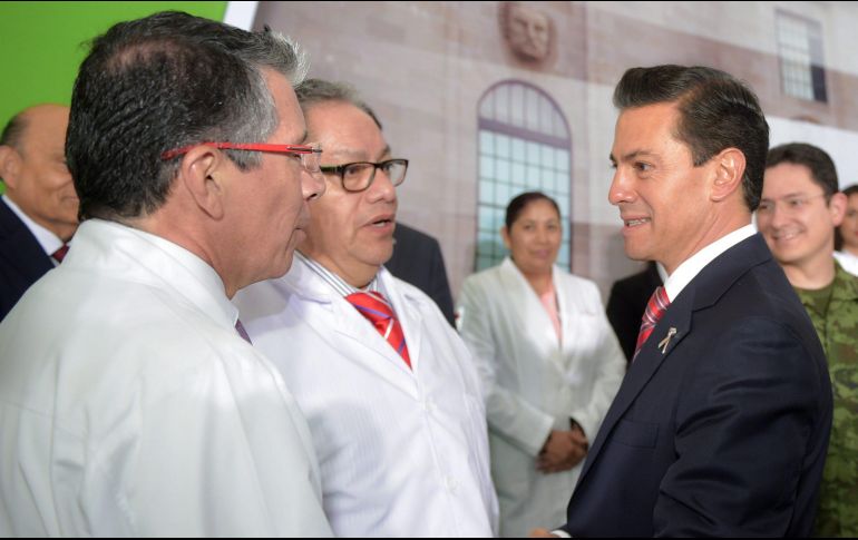 Peña Nieto reconoció a médicos y personal de la salud que pusieron su servicio profesional en favor de quienes lo necesitaron por los sismos del mes pasado. NTX/Presidencia