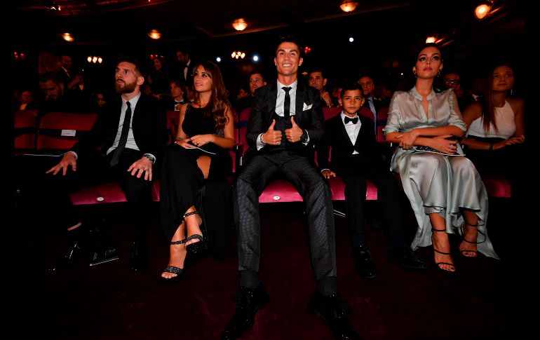 Cristiano Ronaldo, junto a Messi y su esposa Antonella Roccuzzo, su hijo Cristiano Ronaldo Jr y su pareja Georgina Rodriguez. AFP / B. Stansall