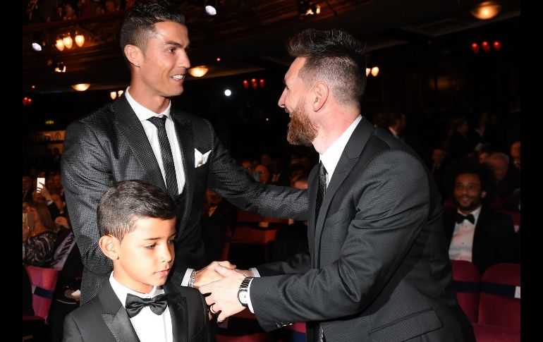Antes de la ceremonia, Messi saluda a Ronaldo y a su hijo. EFE / A. Rain
