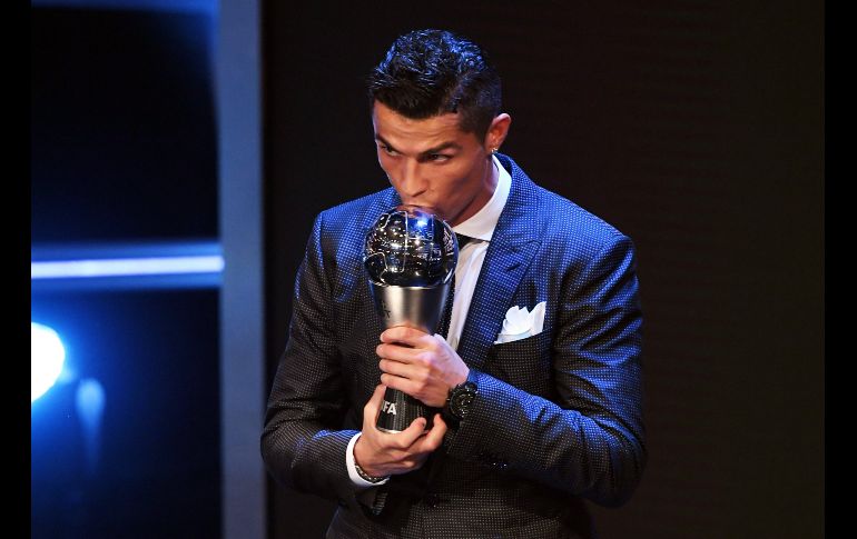 Cristiano Ronaldo se lleva por segundo año consecutivo el premio de la FIFA al mejor jugador. EFE / A. Rain