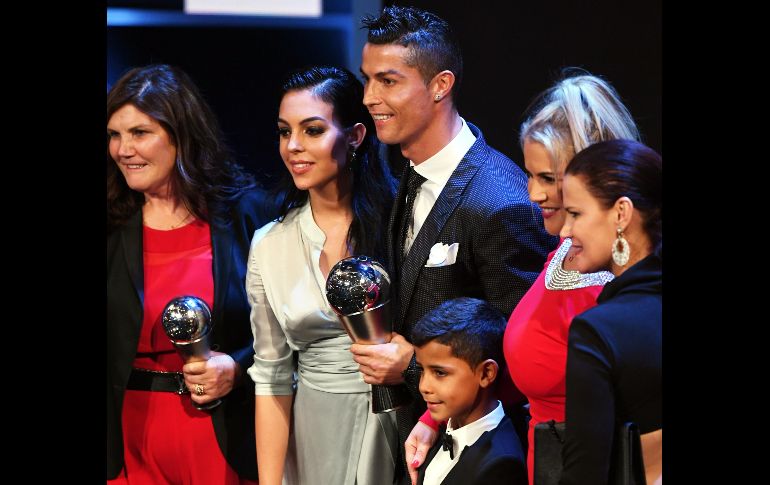 Cristiano Ronaldo se lleva por segundo año consecutivo el premio de la FIFA al mejor jugador. EFE / A. Rain