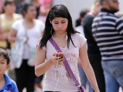 Aún está permitido hablar por teléfono mientras se cruza, siempre y cuando se preste atención a la vía. EL INFORMADOR / ARCHIVO