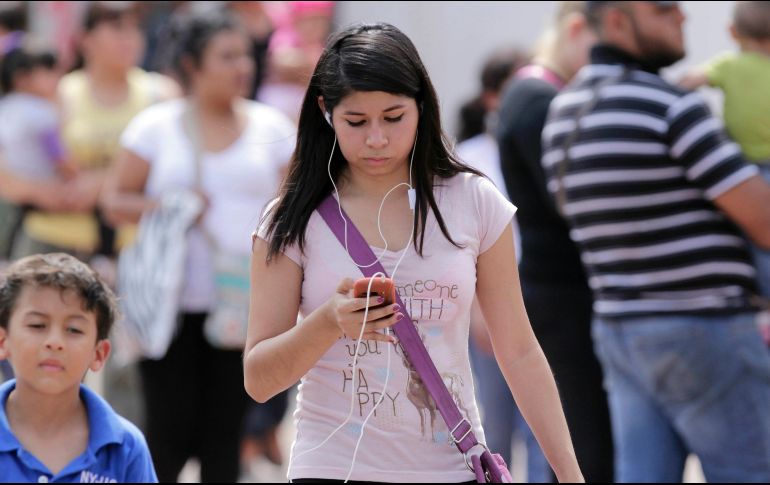 Aún está permitido hablar por teléfono mientras se cruza, siempre y cuando se preste atención a la vía. EL INFORMADOR / ARCHIVO