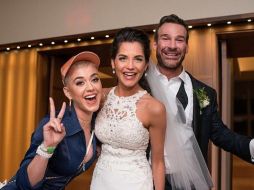 Katy se topó con Hayley Rosenblum y Blonie Dudney en su fiesta de bodas. ESPECIAL / www.dailymail.co.uk