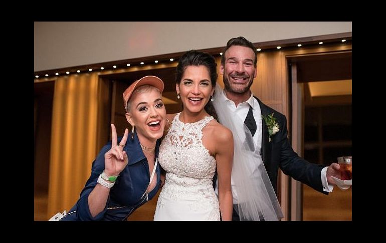 Katy se topó con Hayley Rosenblum y Blonie Dudney en su fiesta de bodas. ESPECIAL / www.dailymail.co.uk