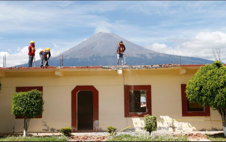 Reconstrucción de una escuela en la localidad de San Pedro Atlixco, Puebla, afectada por el sismo del 19 de septiembre. NOTIMEX/C. Pacheco