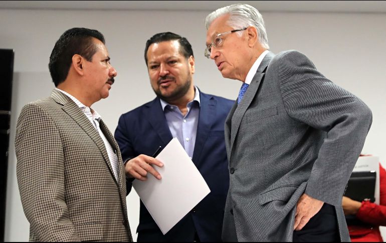 Luis Sánchez (PRD), Fernando Herrera (PAN) y Manuel Bartltett (PT) tras la conferencia de prensa donde llamaron a objetar la destitución de Santiago Nieto. SUN/L. Godínez