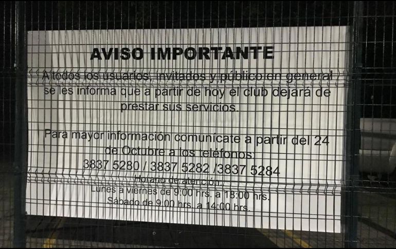Una pancarta en la entrada indica que a partir de este martes, ''el club dejará de prestar sus servicios'', lo cual causa molestias a socios que a diario acuden a realizar ejercicio. ESPECIAL /