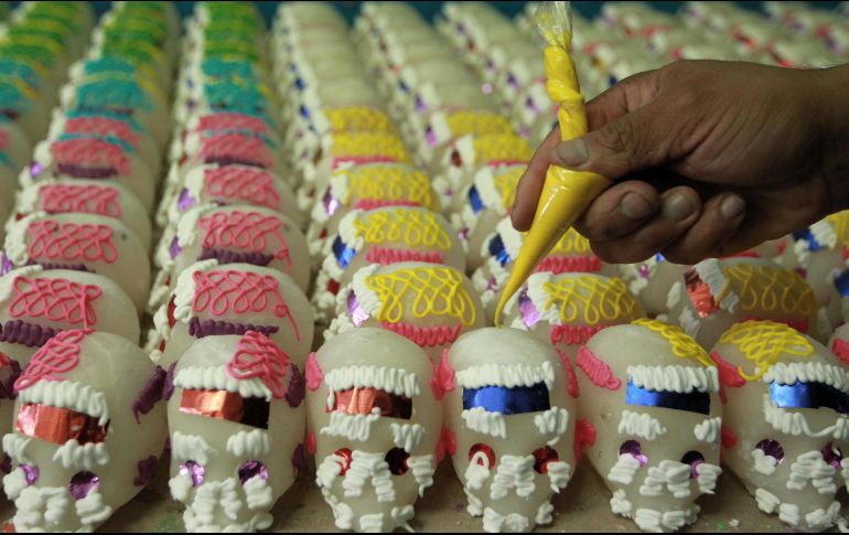 El proceso para elaborar una calaverita de azúcar abarca tres días. EFE / M. Guzmán