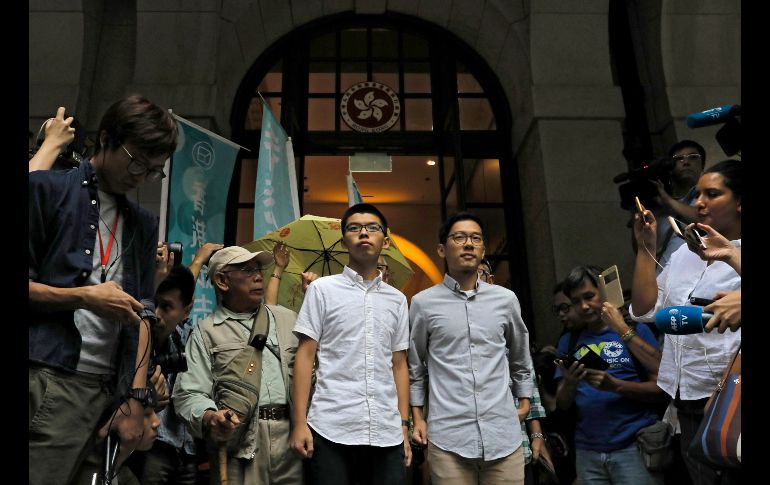 Joshua Wong (centro izq) y Nathan Law (centro der), activistas de la 