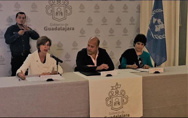 Belén Sanz Luque, representante de ONU Mujeres en México, junto al alcalde Enrique Alfaro y la regidora Guadalupe Morfín. TWITTER / @ONUMujeresMX