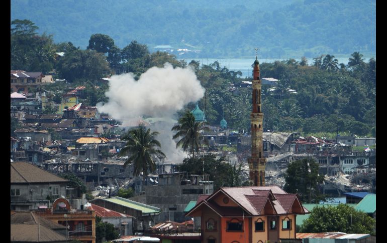 Humo sale tras una explosión controlada por parte de los militares en Marawi, Filipinas, un día después de que el Ejército declaró el fin de los combates contra yihadistas en la región. AFP/T. Aljibe