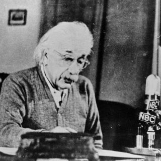 Subastan notas que Einstein dejó como propina