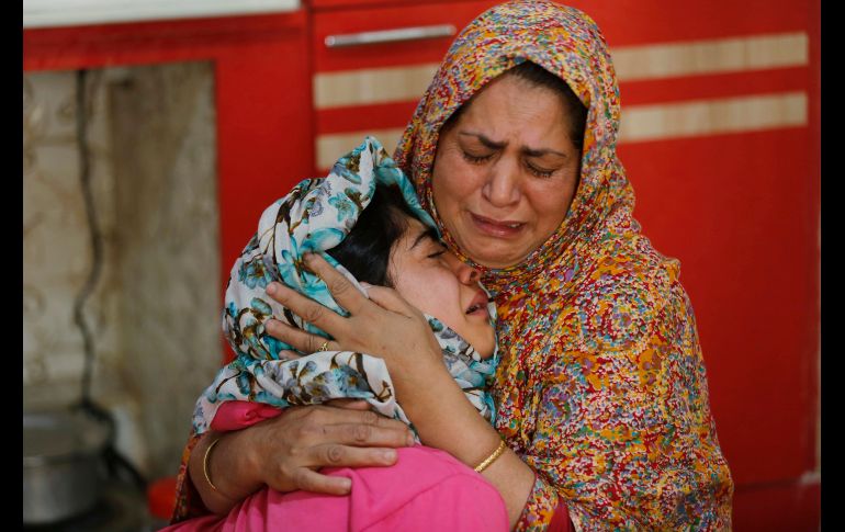 Asaltantes también agredieron a Kousain Ajaz (i), quien es consolada por su madre en su casa.