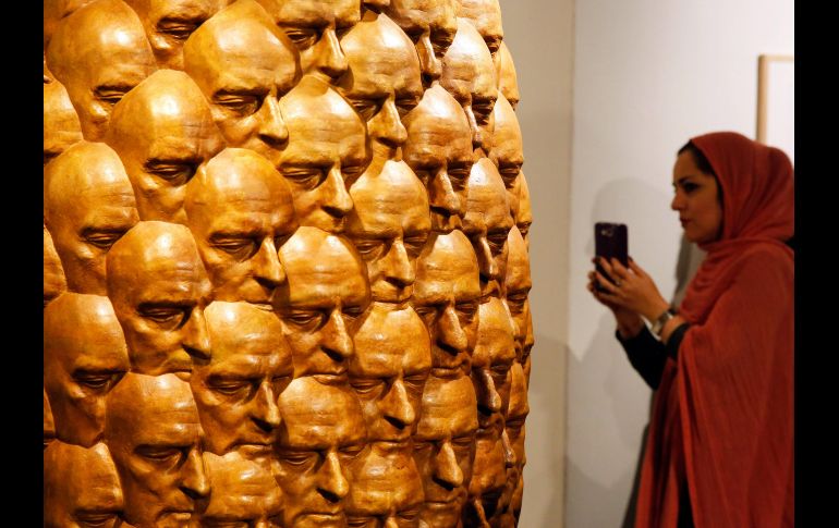 Una mujer iraní observa la escultura 