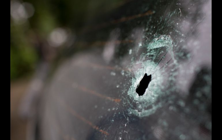 Un impacto de bala se ve en el vidio trasero de un vehíchulo, en el cual resultó muerta una turista española mientras hacía paseaba por una favela en Río de Janeiro. AP/S. Izquierdo