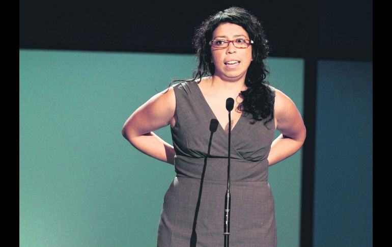 Tatiana Huezo mientras recibe premio en España. NTX