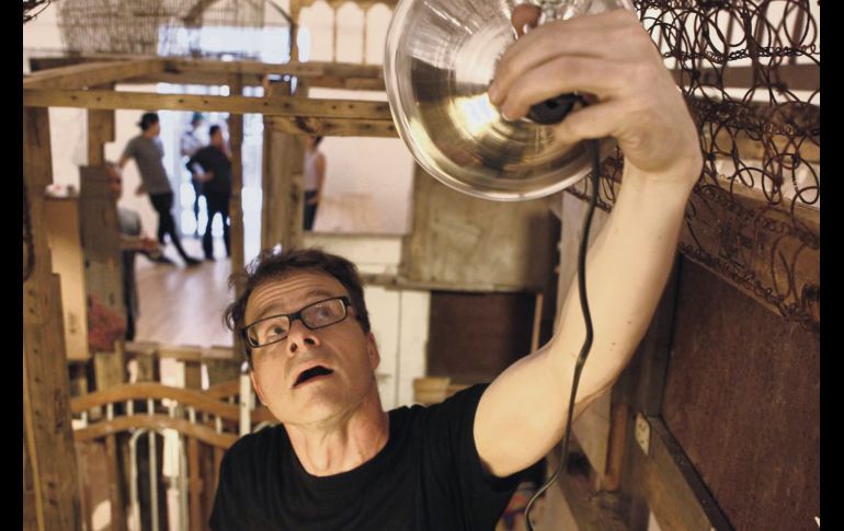 Artista. Kevin Titzer durante el montaje de su exposición. EL INFORMADOR/A. Camacho