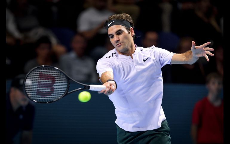 Primera ronda. El suizo Roger Federer realiza un servicio ante el estadounidense Frances Tiafoe. AFP