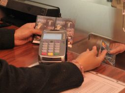 En los últimos 12 meses, el crecimiento de la cartera de quitas y castigos en los créditos al consumo se mantiene al alza, e incluso ya supera a la cartera vigente. NOTIMEX/Archivo