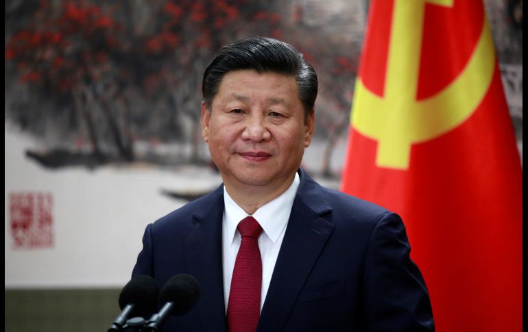 El presidente chino, Xi Jinping (i), ofrece una rueda de prensa para presentar a los miembros del nuevo Comité Central en el Gran Palacio del Pueblo en Pekín. EFE/H. Hwee