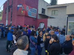 Ante el incumplimiento del club, que prometió que abriría sus puertas a las 09:00 horas para que sus socios recogieran sus pertenencias, los presentes realizaron un efímero bloqueo a una calle aledaña. EL INFORMADOR / D. Reos