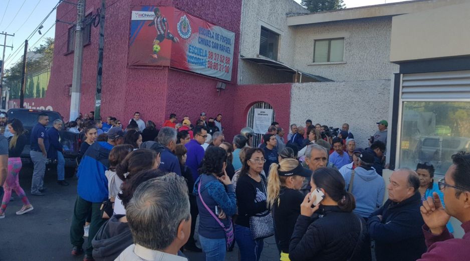 Ante el incumplimiento del club, que prometió que abriría sus puertas a las 09:00 horas para que sus socios recogieran sus pertenencias, los presentes realizaron un efímero bloqueo a una calle aledaña. EL INFORMADOR / D. Reos