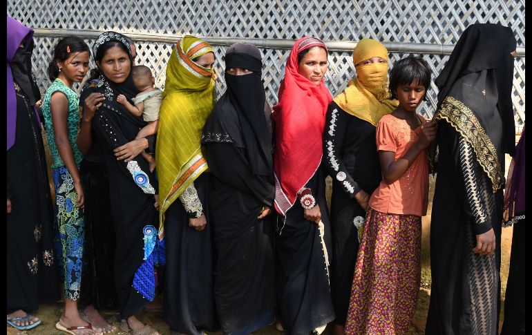 Rohinyás procedentes de Birmania aguardan para recibir paquetes de ayuda en un campamento para refugiados en Ukhia, Bangladesh. AFP/T. Mustafá