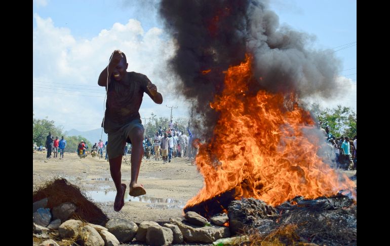 Simpatizantes de la Súper Alianza Nacional en la ciudad keniana de Kisumu queman llantas. La alianza opositora reiteró que no participará en la repetición de las elecciones presidenciales mañana que califica de una 