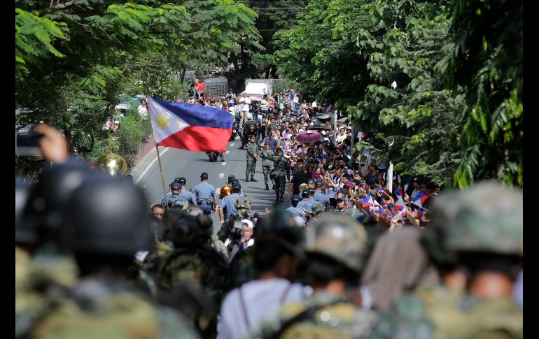 Habitantes esperan en una calle de Manila, Filipinas, para recibir a los integrantes de las fuerzas especiales de la Policía a su regreso de Marawi, donde terminaron los combates contra un grupo yihadista. AP/A. Favila