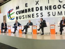 Claudio X. González, presidente de Kimberly Clark México, participa en la Cumbre de Negocios 2017 junto a Meade. TWITTER / @jpcastanon