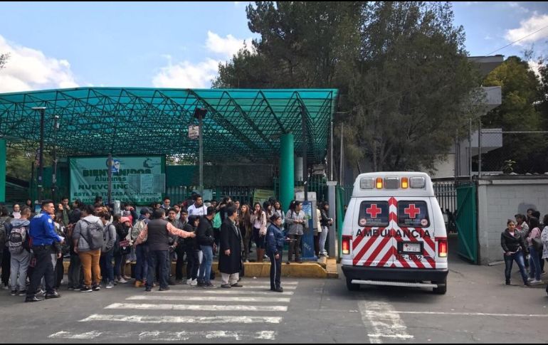 Los alumnos del colegio fueron desalojados del plantel tras los hechos y el joven herido fue trasladado a un hospital. TWITTER / @ricardovitela