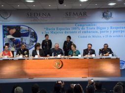 El titular de la Sedena, Salvador Cienfuegos, firma documento en donde garantiza el trato digno al sexo femenino dentro de esta institución. NTX TWITTER / @SEDENAmx